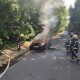 У Луцьку під час руху загорілася автівка. В салоні була жінка з дитиною