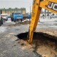 У Луцьку на Сухомлинського триває ремонт водогону. Виявили ще один аварійний прорив