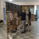 У Луцьку місцеві та переселенці разом плетуть маскувальні сітки для армії