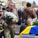 Йому навіки 33: у місті на Волині сотні людей прощалися з Героєм. ФОТО