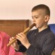 Шестирічний лучанин грає на сопілці для переселенців. ВІДЕО