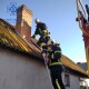 Волиняни викликали рятувальників, щоб зняли песика, який застряг на даху. ФОТО