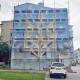 У центрі Луцька оновлюють мурал із тризубом