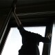У Луцьку мама дівчинки, яка померла від отруєння каштанами, викинулася з вікна