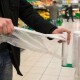 З 10 грудня в Україні пластикові пакети у магазинах будуть платні