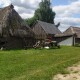 Біля Луцька у музеї-скансені перекривають дах двохсотлітньої хати за старовинною технологією