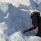У центрі Луцька скульптор створює образ Лесі Українки на кучугурі снігу