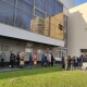 У Луцьку біля драмтеатру утворилася чимала черга з охочих щепитися