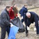 Губернатор Савченко збирав сміття у центрі Луцька. ФОТО