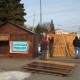 У центрі Луцька розбирають  будиночки новорічно-різдвяного ярмарку. ФОТО