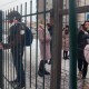 «Не можемо пройти ні в садок, ні в школу». У Луцьку на замок закрили стежку, якою ходили містяни