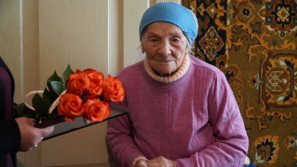 Один ювілей на трьох: волинянка відзначила сторіччя у день народження своїх доньок. ФОТО