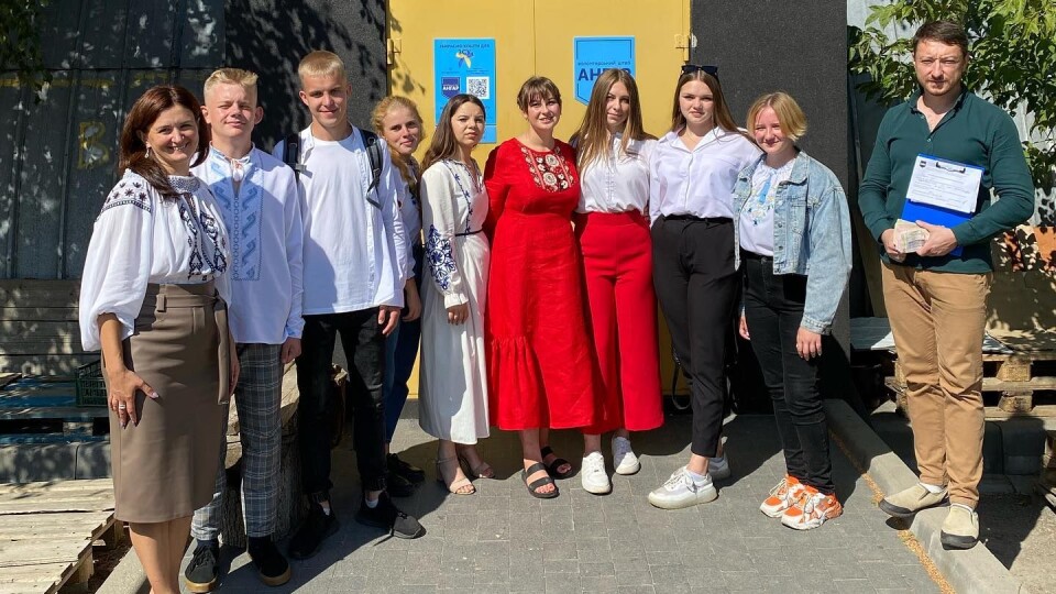 Донати замість квітів: у Піддубцівському ліцеї збирали гроші на ЗСУ