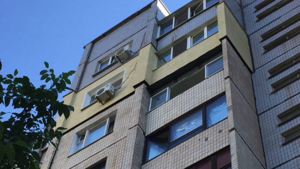 У Луцьку з вікна багатоповерхівки випав 22-річний хлопець