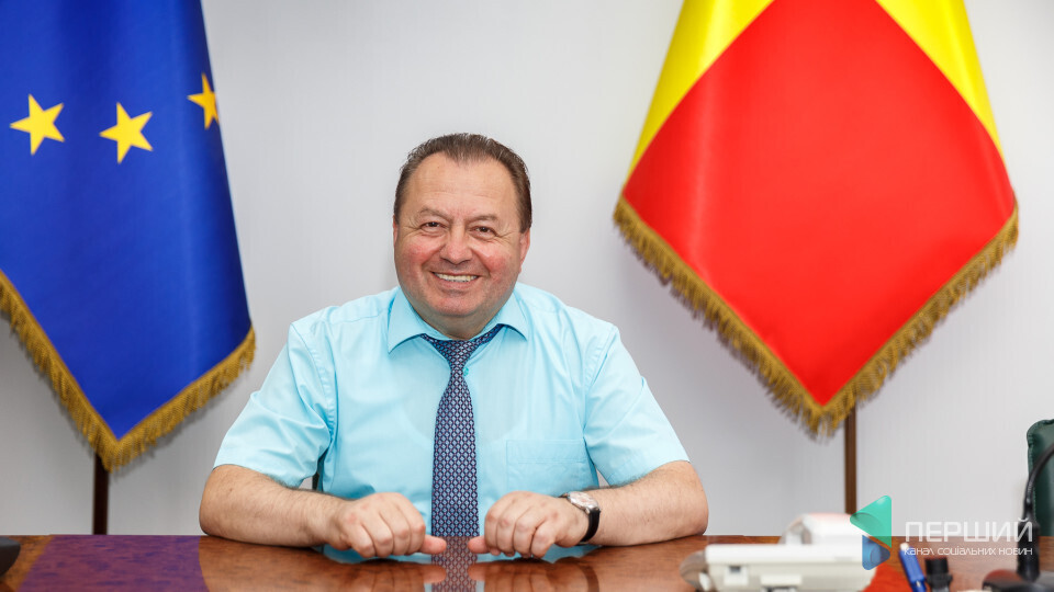 Щомісячна премія та надбавка за вислугу років. Скільки заробляє в обласній раді Григорій Пустовіт