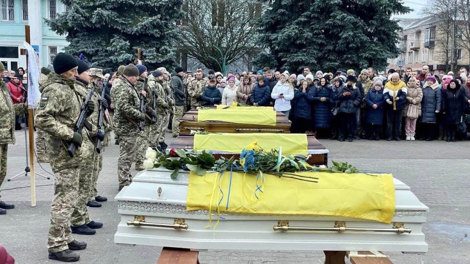 Місто в скорботі: десятки нововолинців прийшли попрощатися із загиблими Захисниками. ФОТО
