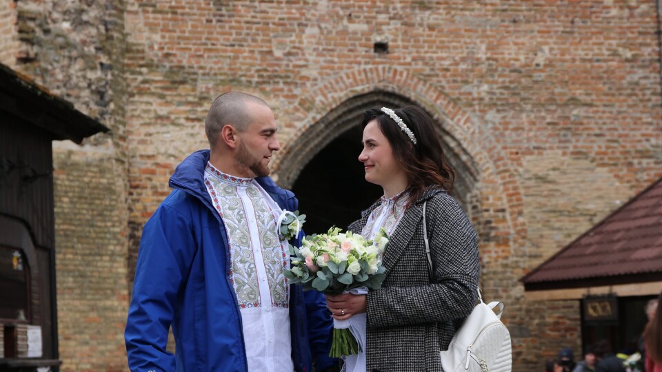 «Життя і любов перемагають». У Луцькому замку одружилася пара військових із 14 бригади