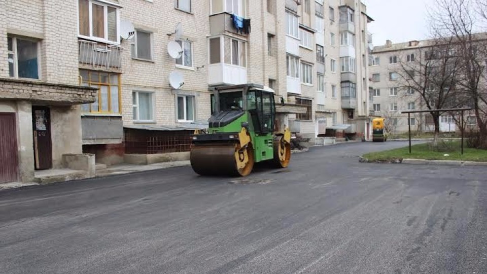 Які вулиці та двори ремонтують у Луцьку