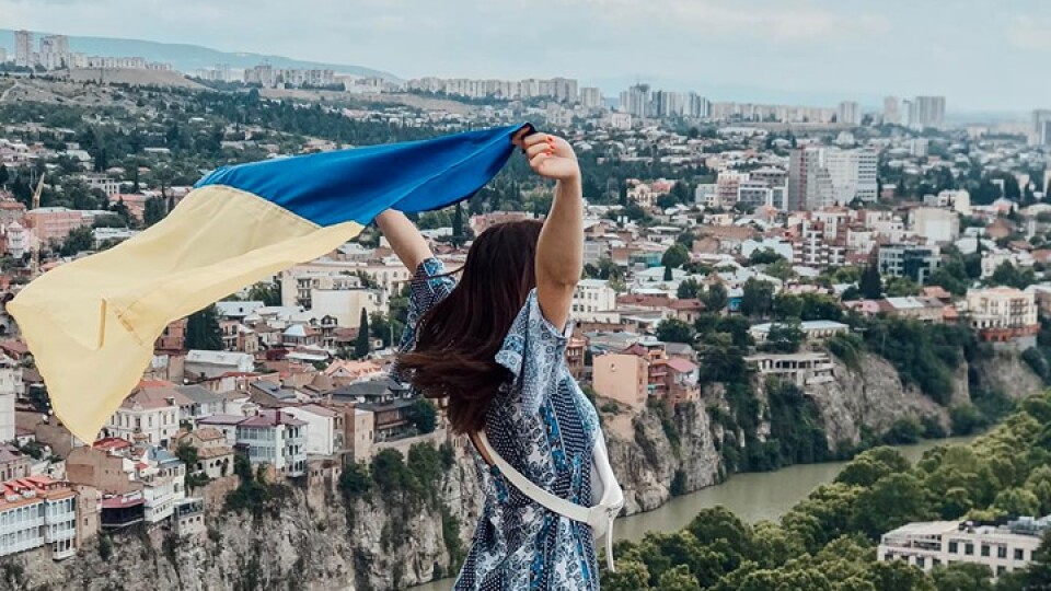 На Говерлі та на фронті. Волиняни закидали соцмережі святковими фото з прапором