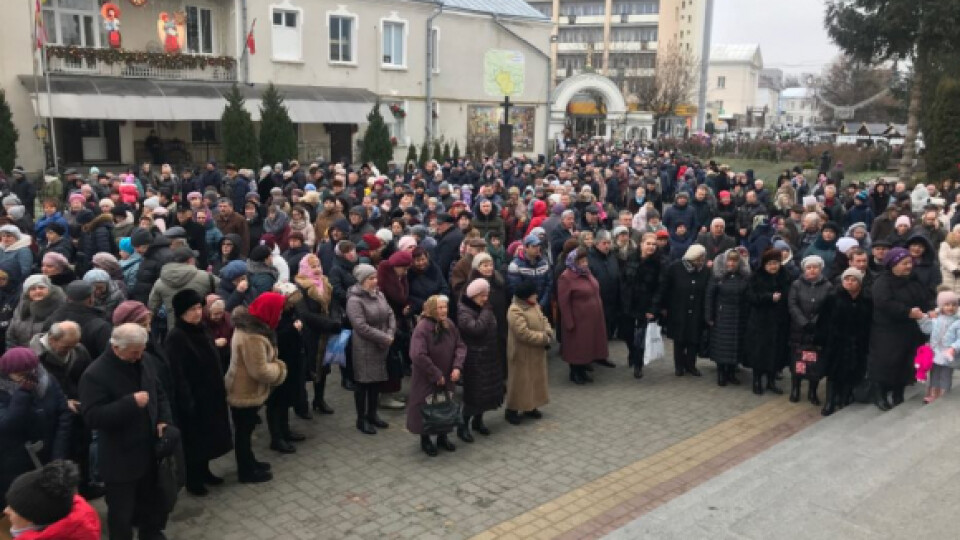 Водохреще у Луцьку. До Свято-Троїцького собору по свячену воду прийшли сотні людей