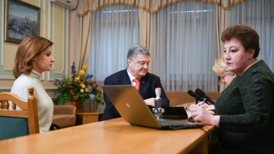 Порошенко з дружиною подав документи в ЦВК. ФОТО
