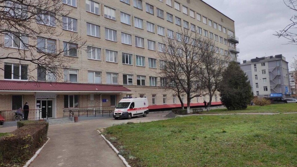 У Луцькій міській лікарні закрили вхід у приймальне відділення. Як потрапити?