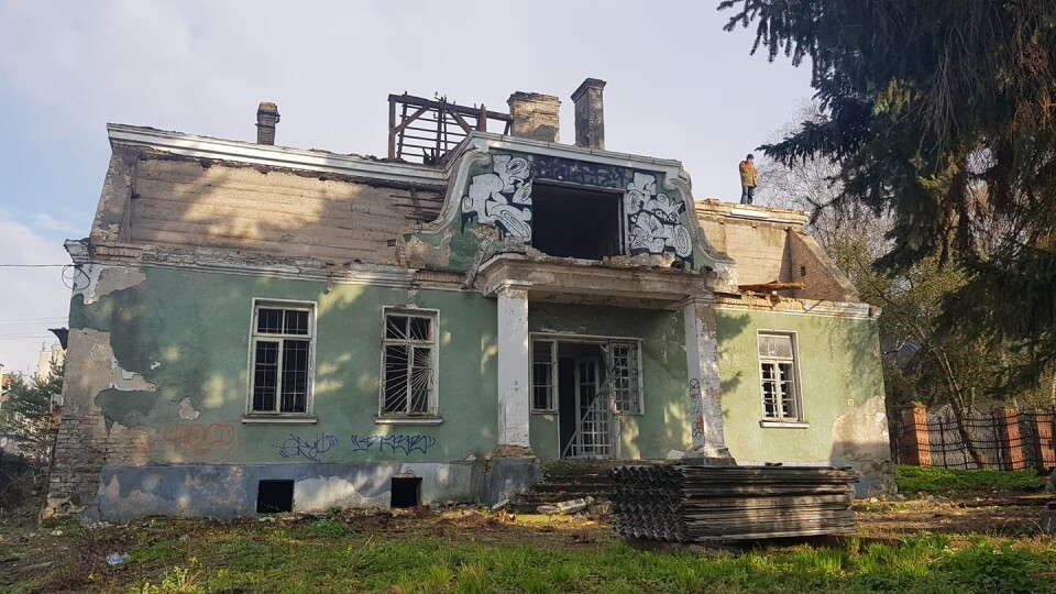 У Луцьку на вулиці Ярощука почали зносити старовинну віллу