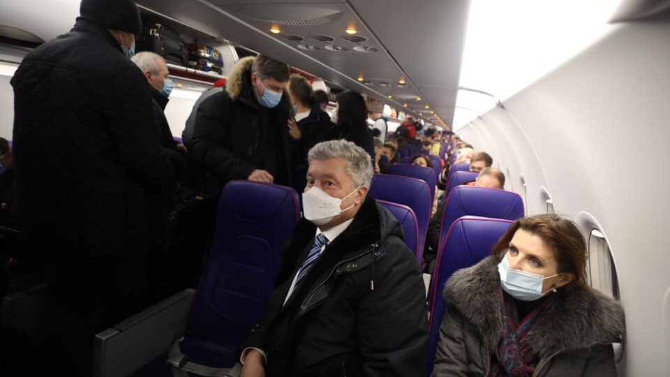 Порошенко повертається. Як його зустрічають в аеропорту «Жуляни»
