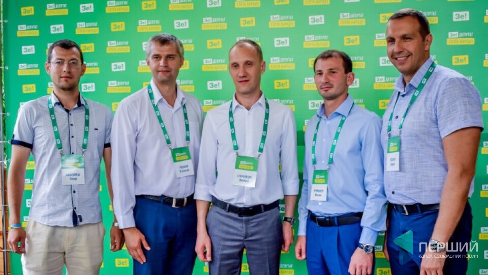 В «зеленому» кафе і без краваток. На Волині преЗЕнтували команду «Слуги народу»