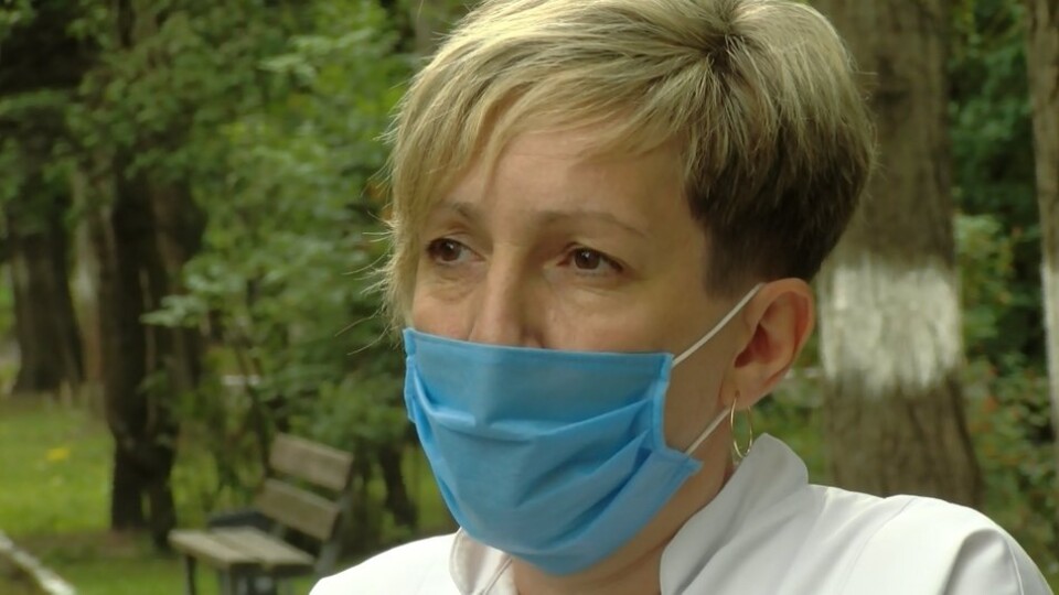 Одні чоботи на чотири роки: медсестра з Луцька розказала, як живе на «мінімалку». ВІДЕО