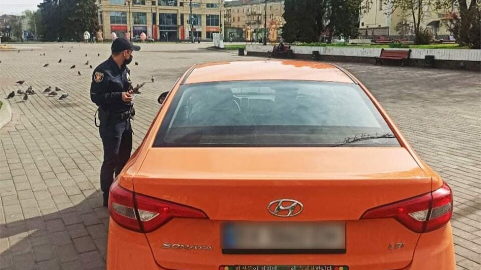 У Луцьку легковик заїхав на Театральний майдан