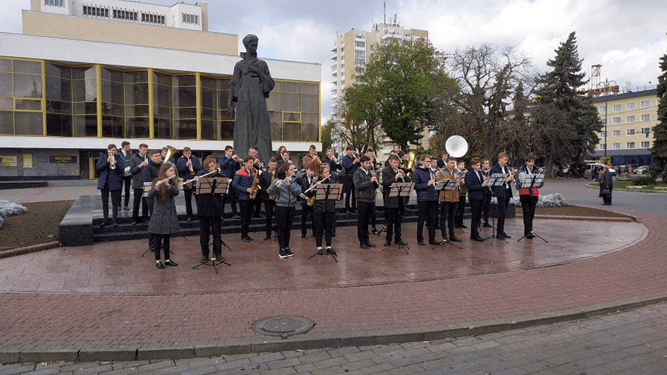 Грали і збирали гроші. У центрі Луцька відбувся мініконцерт