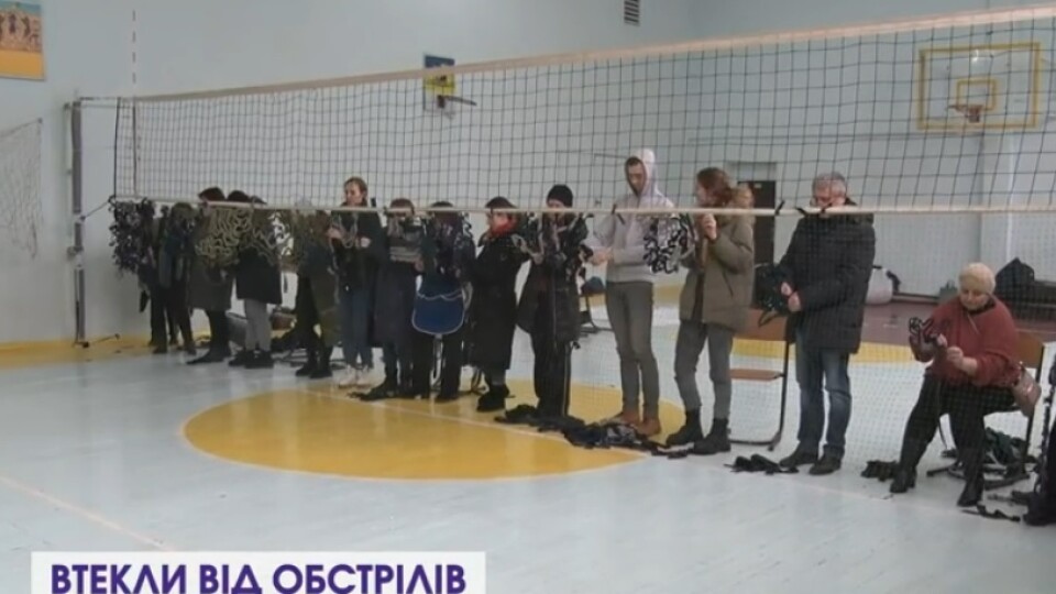 Плетуть сітки, роблять «смузі», варять «їжаки»: біженці у Луцьку долучаються до роботи на перемогу
