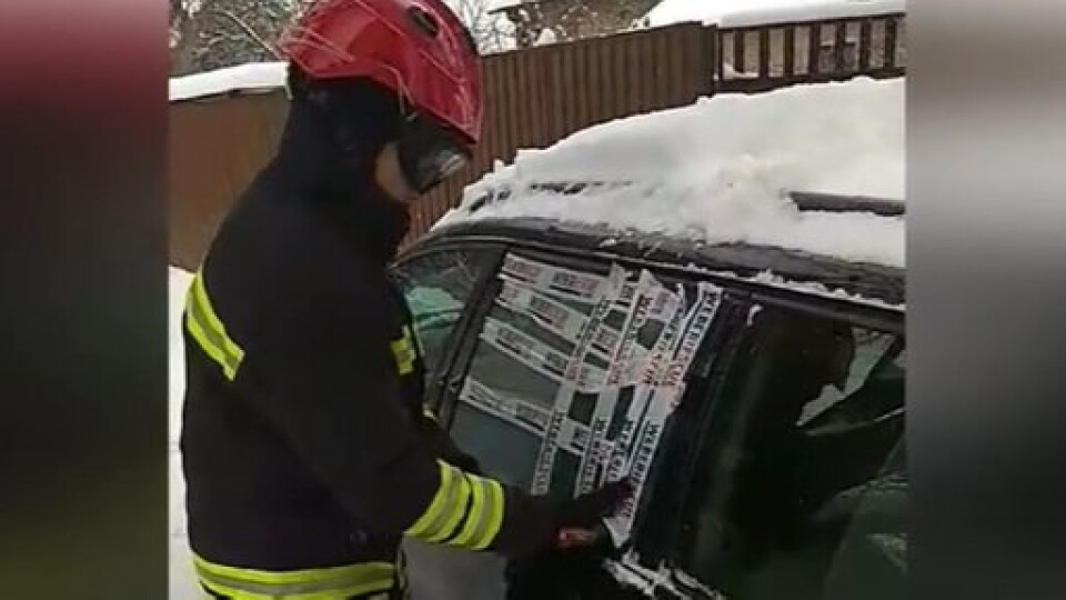 Випадково зачинився. У Луцьку рятувальники визволили з автівки 2-річного малюка