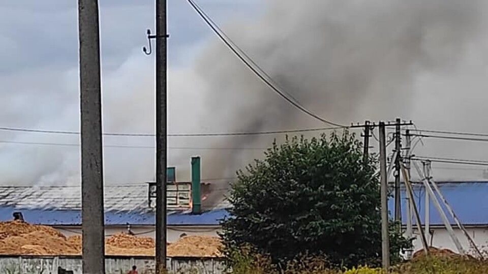Біля Луцька горів завод. Відео
