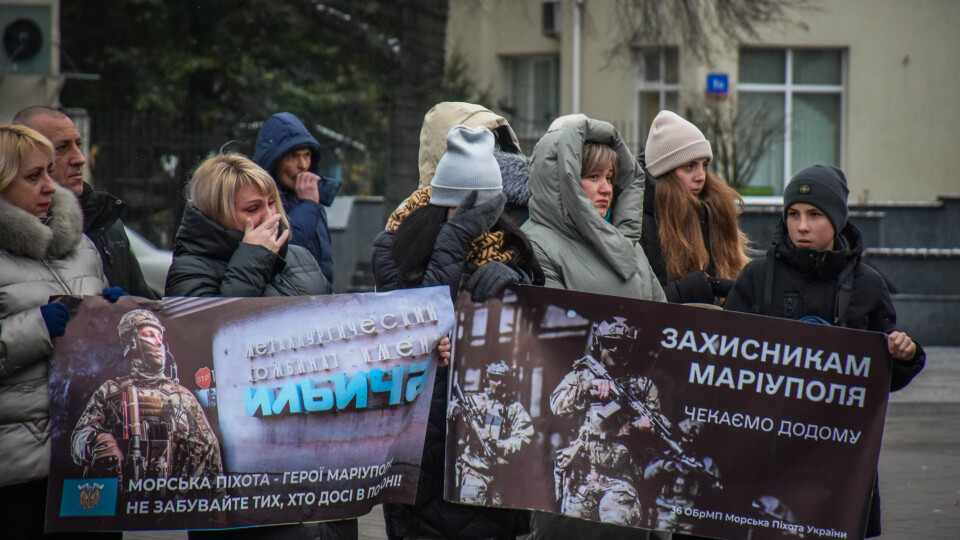 «На жаль, тут тільки найближчі». У центр Луцька вийшли рідні полонених захисників Маріуполя