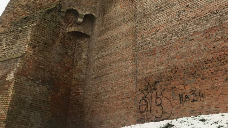 У Луцьку вандали вночі розмалювали стіну замку Любарта
