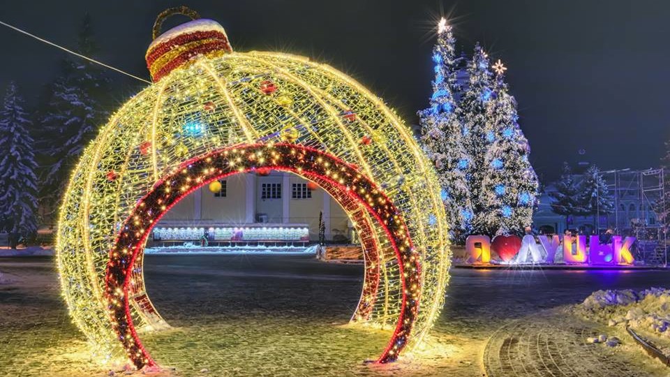 Безлюдно і яскраво: Луцьк напередодні Нового 2019 року. ФОТО