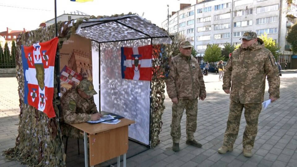 Не вручали повістки, а заохочували до служби: лучанам розповіли про набір у Волинську бригаду ТрО