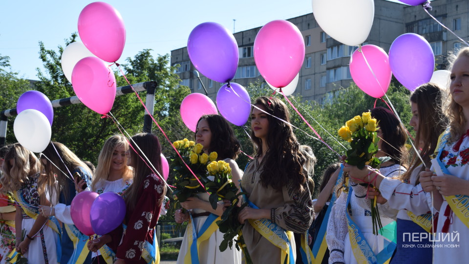 З англомовними піснями і танцями. У Луцькій ЗОШ №25 пролунав «Останній дзвінок». ФОТО