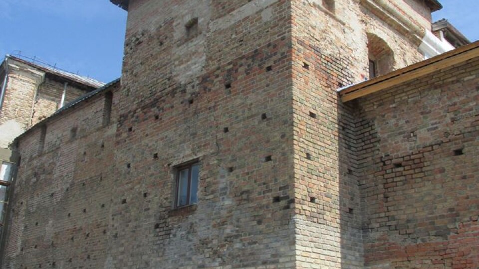 У підземних кімнатах луцької вежі знайшли скляний посуд. Фото