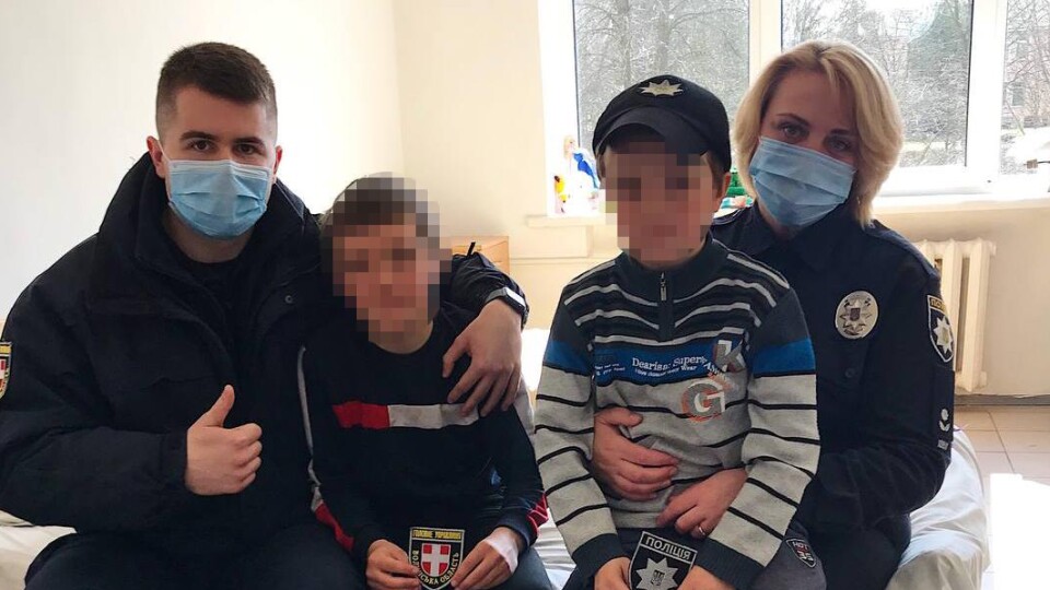 7-річний Матвій, якого учора розшукали, досі з братом в лікарні. Поліція каже: додому не повертати