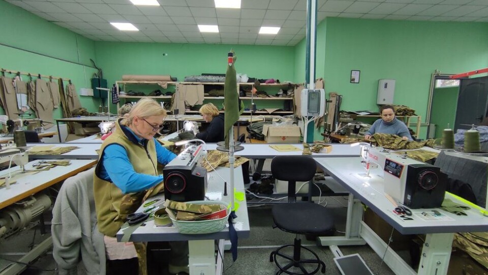 Переселенка з Харкова повернулась з-за кордону і шиє одяг для військових на волинському підприємстві