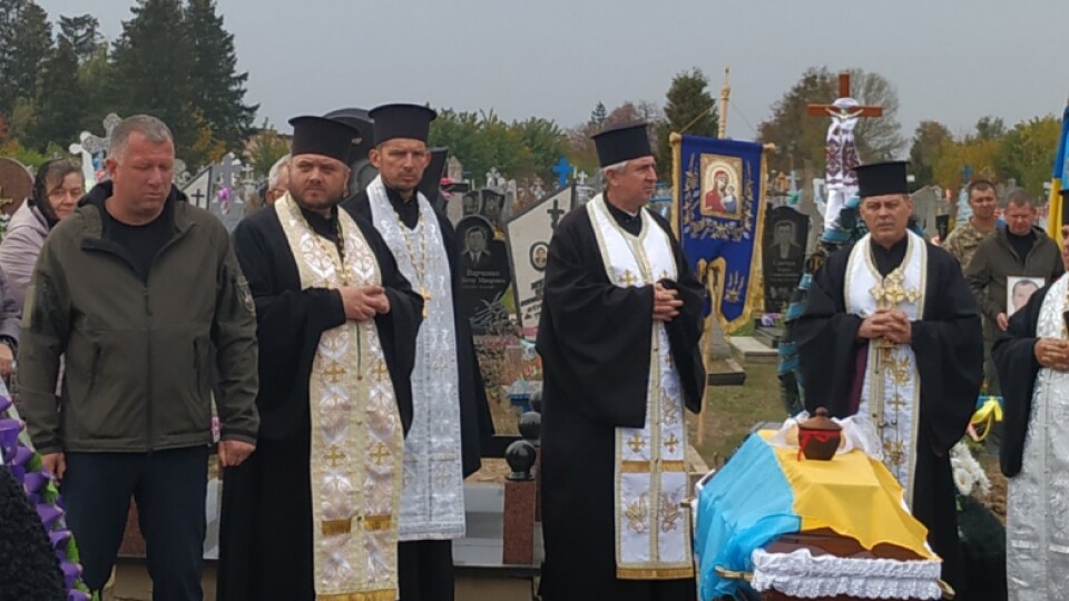 На Волині навколішки провели в останню дорогу ще одного полеглого Захисника. ФОТО