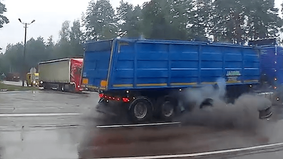 На Волині у вантажівки вибухнуло колесо. Відео