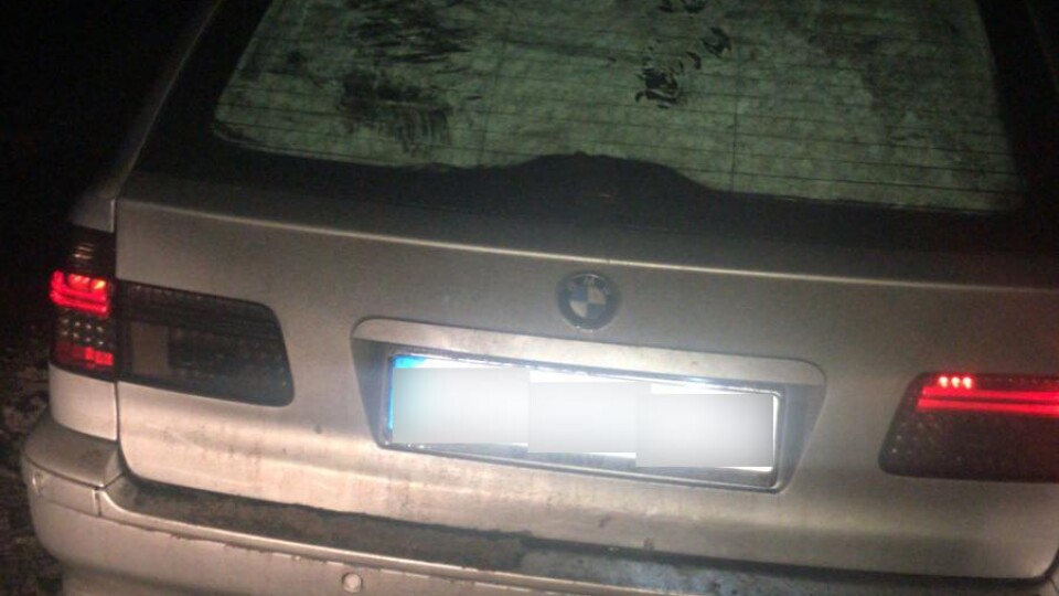 На Волині двоє озброєних чоловіків викрали автівку, яка була припаркована у подвір'ї власника