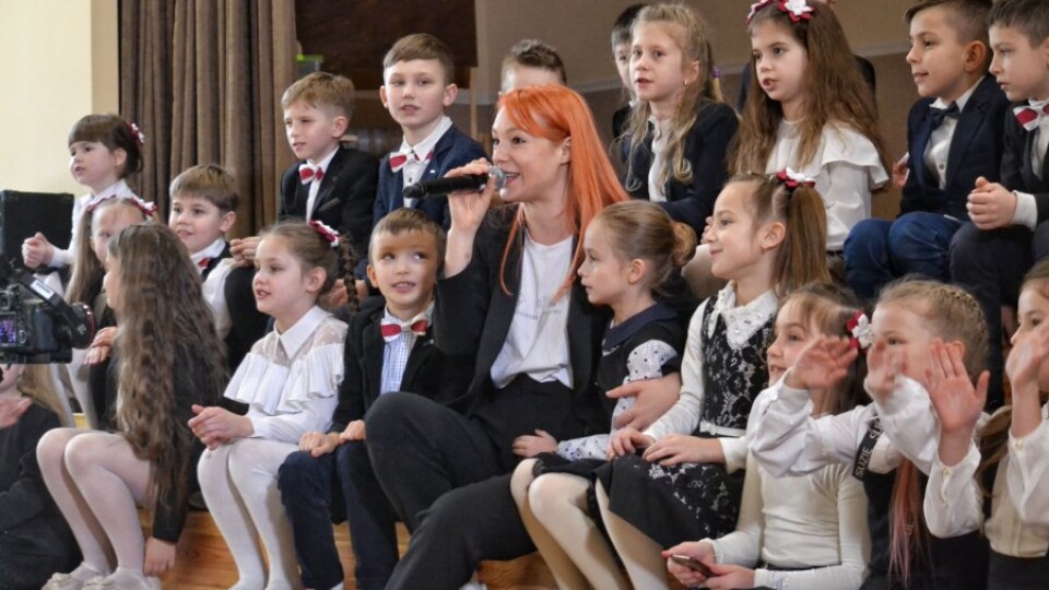 Пісні, танці і селфі із зіркою. До луцьких школярів приїжджала співачка Світлана Тарабарова