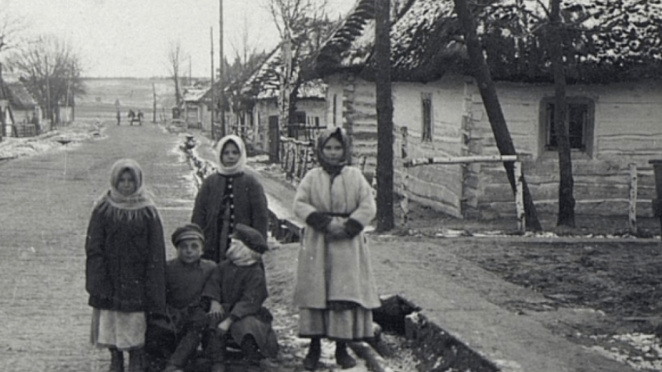 Спрацьовані руки та перешитий одяг: маленькі волиняни на світлинах 100-літньої давності. ЗГАДАТИ ВСЕ
