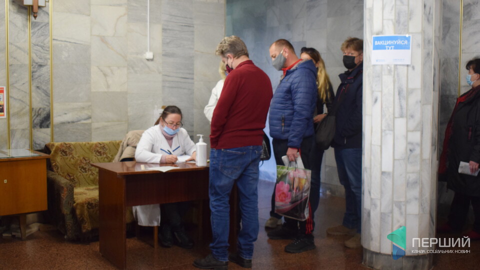 Вакцинація у луцькому театрі: Pfizer є, кілометрових черг вже нема