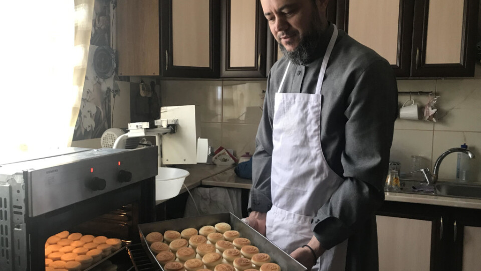 «Випрацював навіть свій рецепт». Історія про батюшку, який 30 літ пече просфори